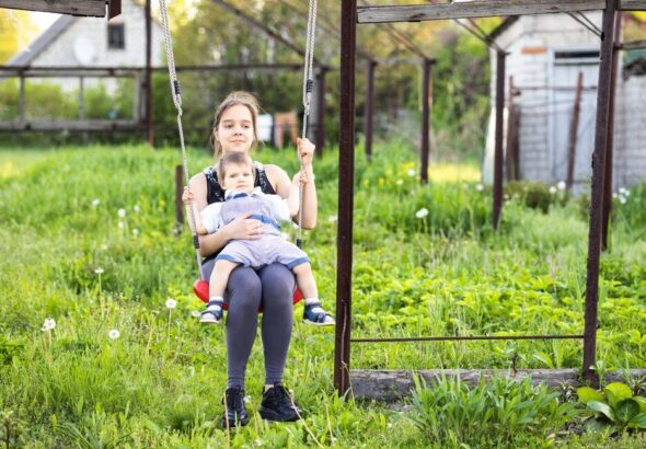 atrakcje-ogrodowe-dla-dzieci-pomysly-na-kacik-dla-dziecka-w-ogrodzie