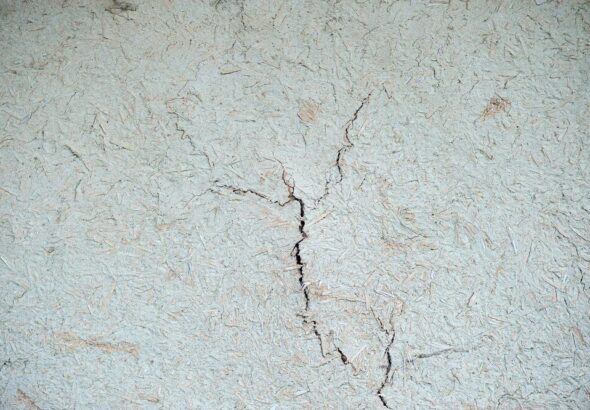 pekniecia-scian-kiedy-warto-wezwac-fachowca