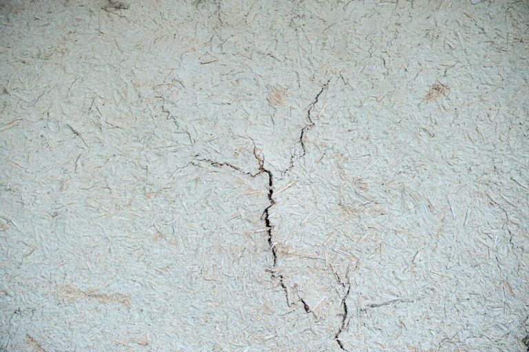 pekniecia-scian-kiedy-warto-wezwac-fachowca