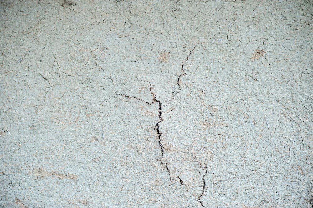 pekniecia-scian-kiedy-warto-wezwac-fachowca